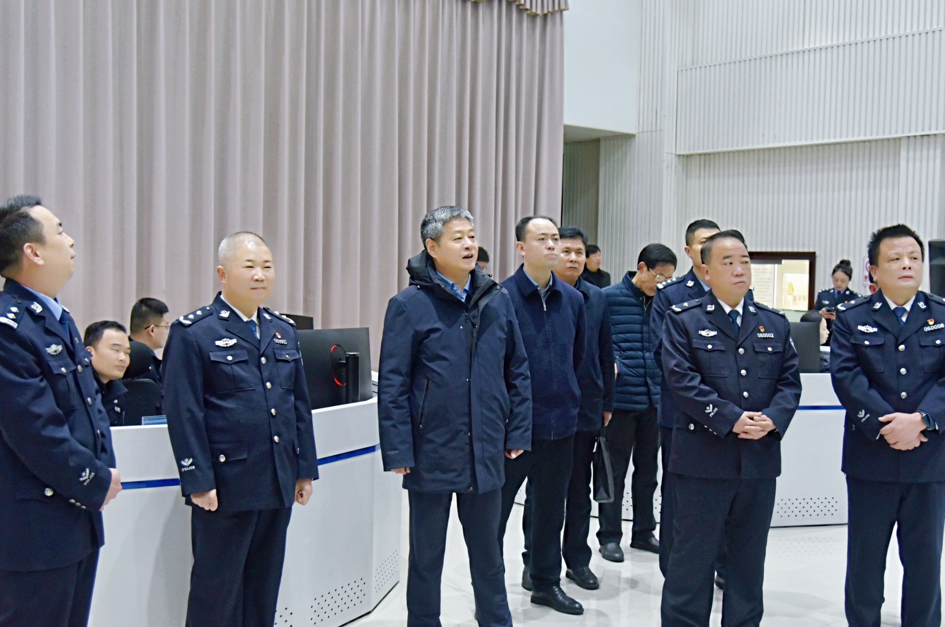 严华在市公安局调研座谈(图1)