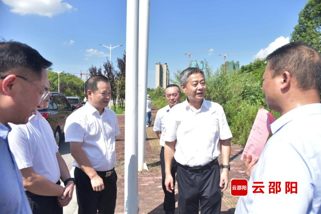 严华在市城区调研督导“半截路”打通及城市文明建设工作(图1)