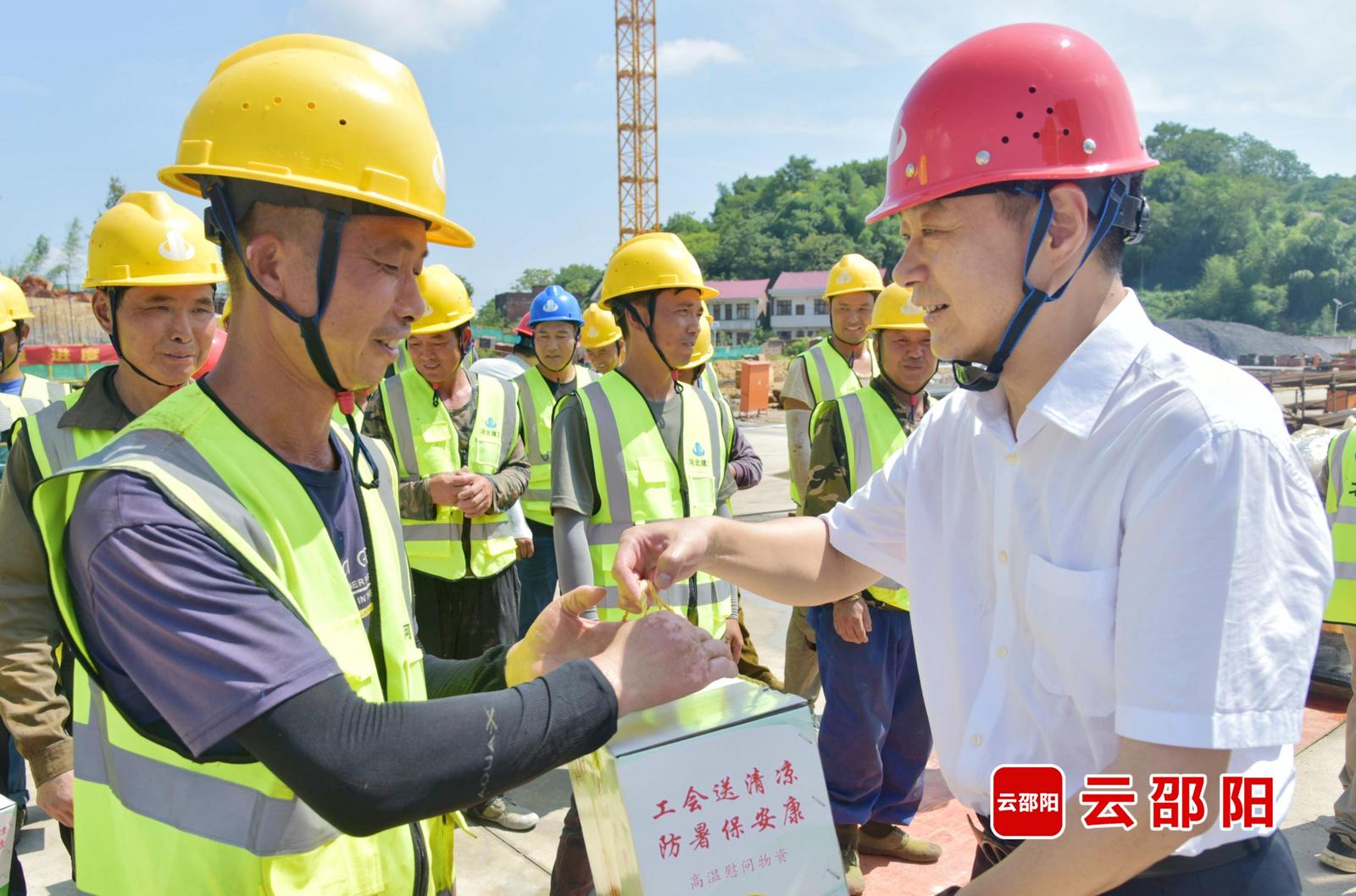 严华走访慰问一线建设者：关心关爱一线劳动者 加快推进项目建设(图1)