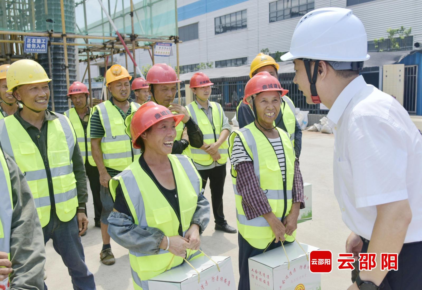 严华走访慰问一线建设者：关心关爱一线劳动者 加快推进项目建设(图2)