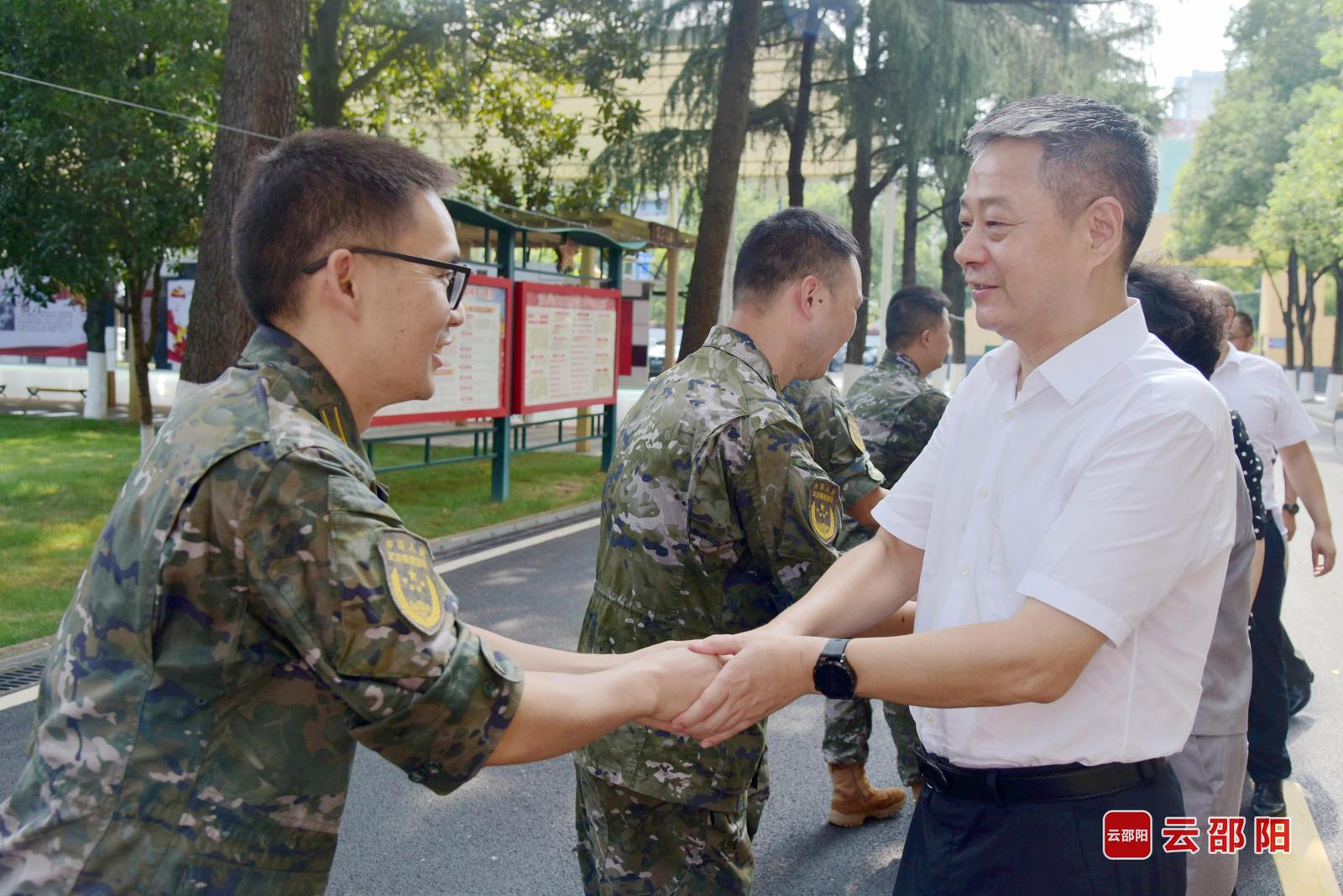 邵阳市领导八一前夕走访慰问驻邵部队和消防救援队伍(图1)