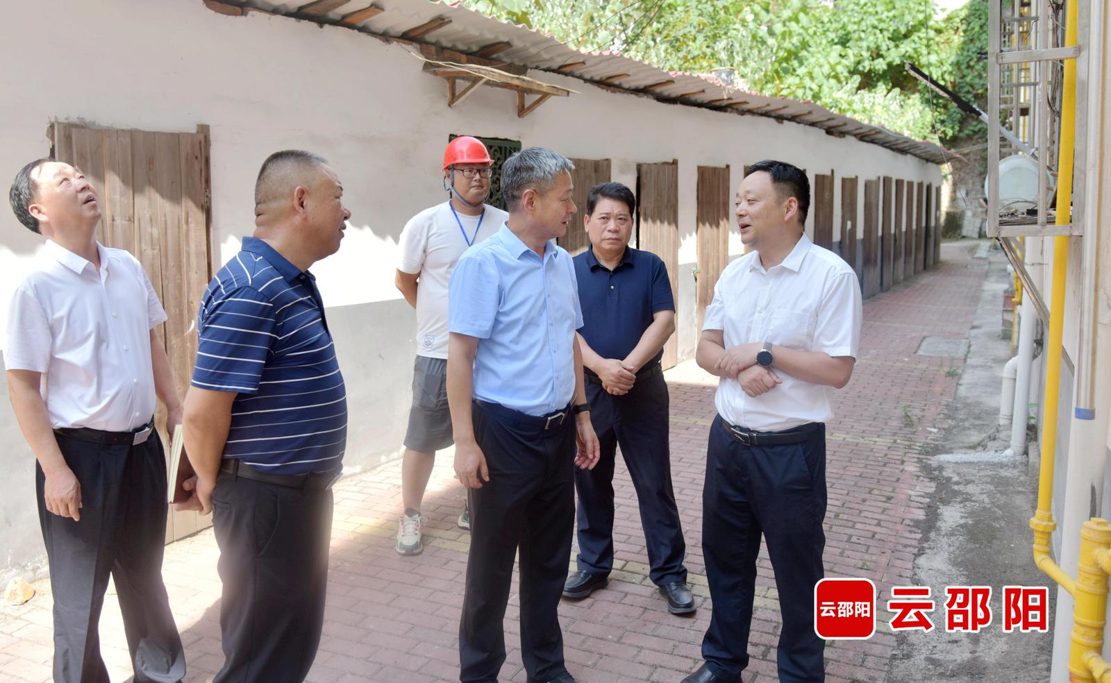 严华在市城区调研城市更新工作(图1)