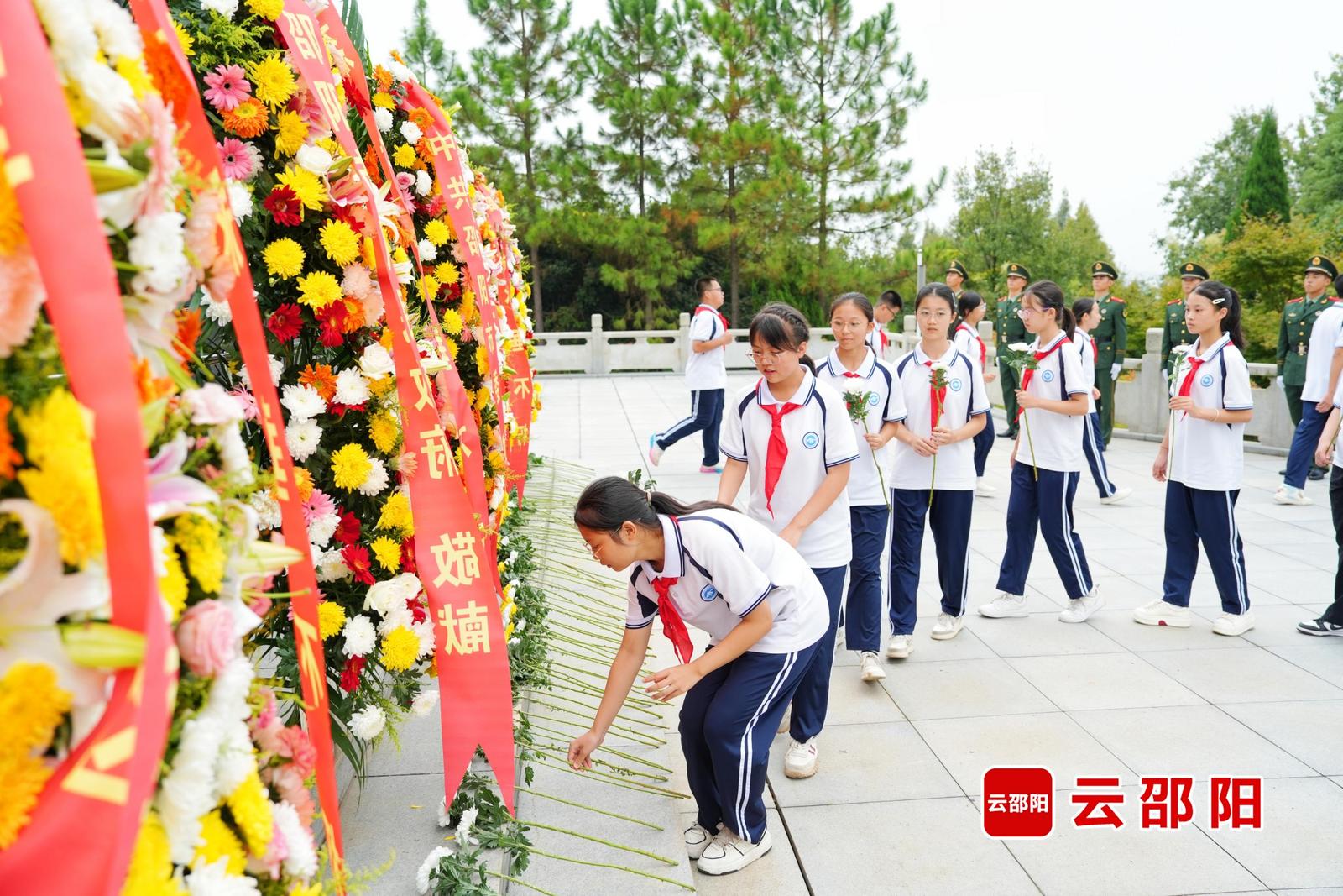 邵阳市区各界向英雄烈士敬献花篮(图3)