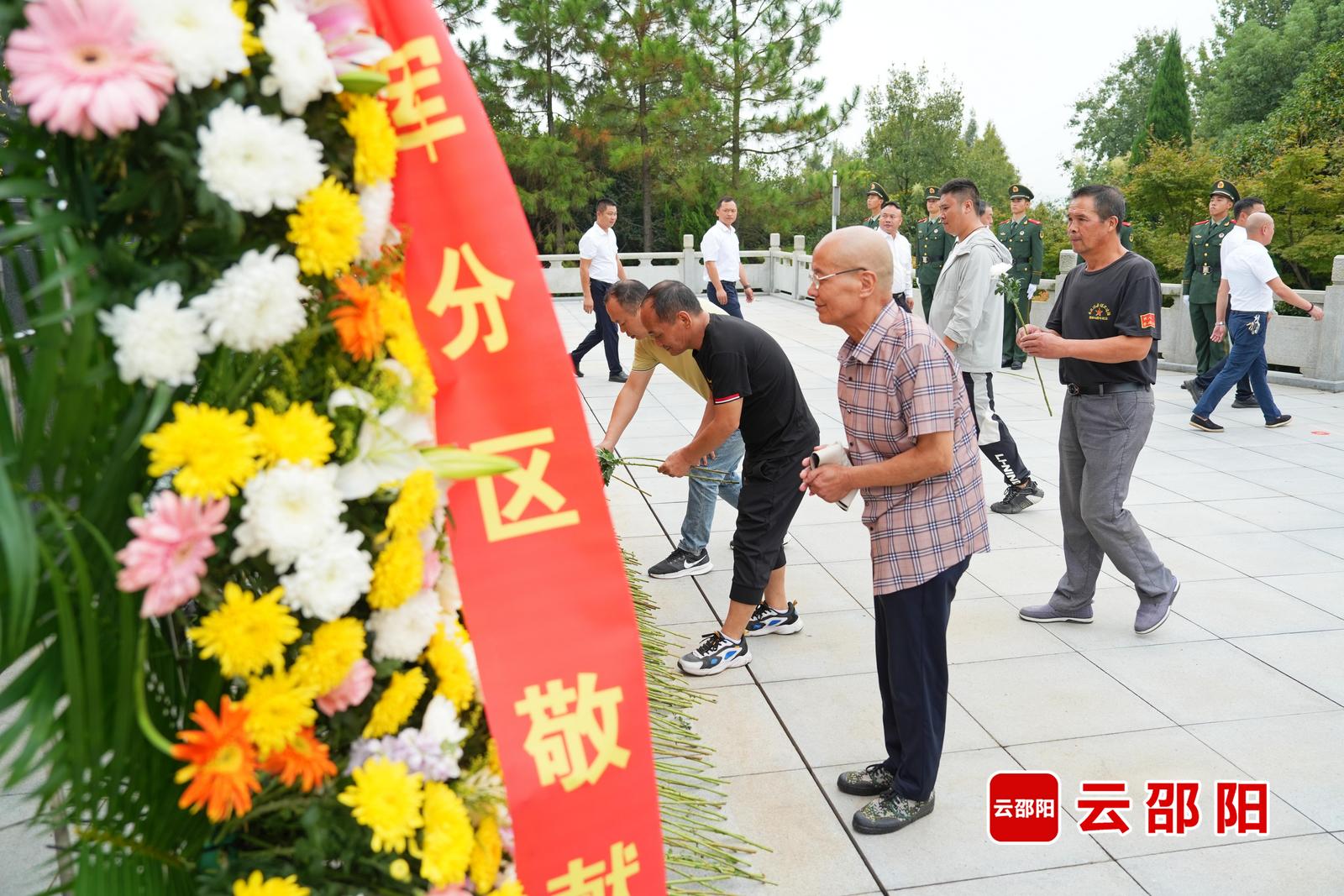 邵阳市区各界向英雄烈士敬献花篮(图4)
