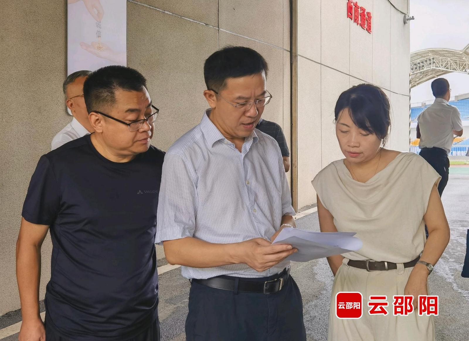 龚红果调研“湘超”邵阳赛区赛事筹备工作并现场办公(图1)