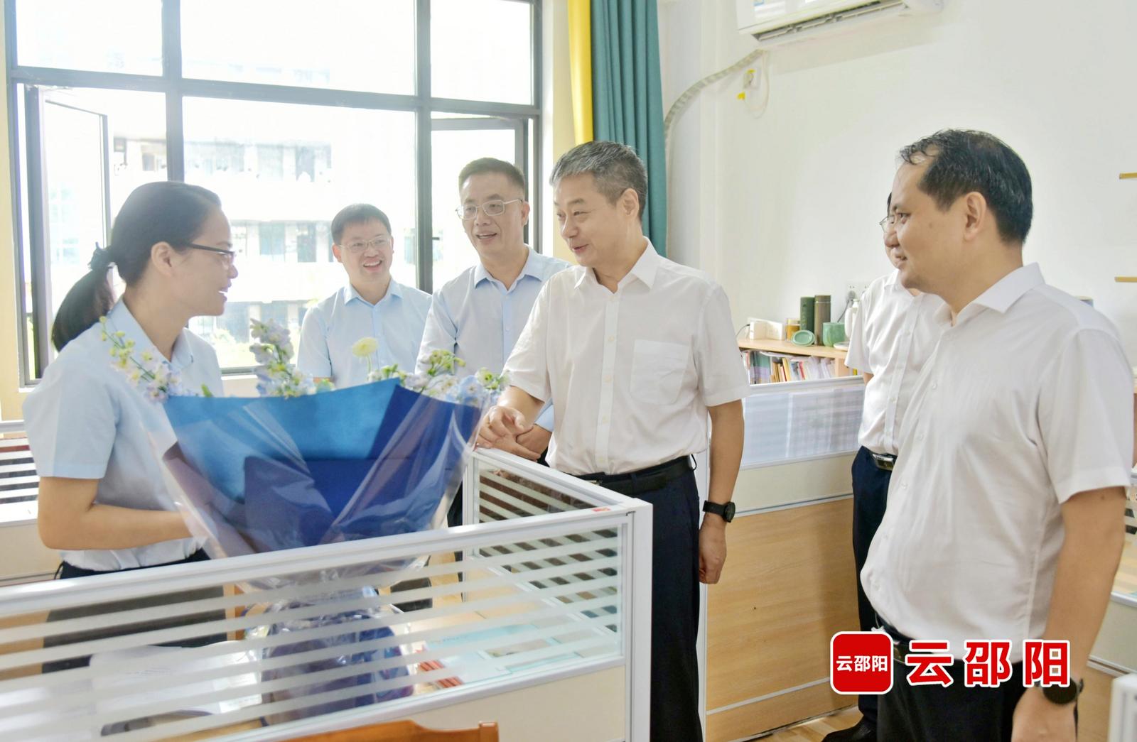 严华在邵阳市区走访慰问教师代表 向邵阳市教师和教育工作者致以节日问候(图2)