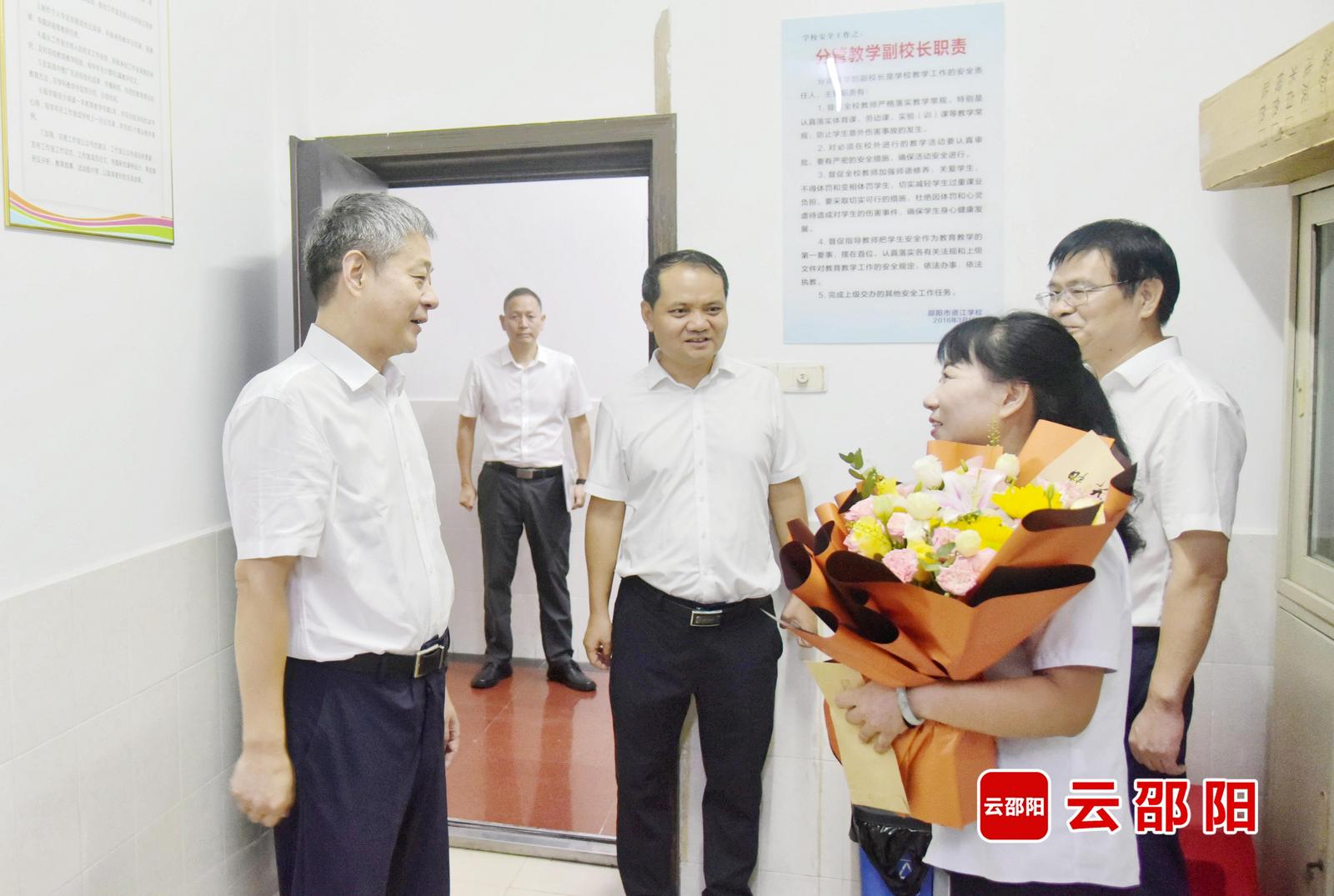 严华在邵阳市区走访慰问教师代表 向邵阳市教师和教育工作者致以节日问候(图1)