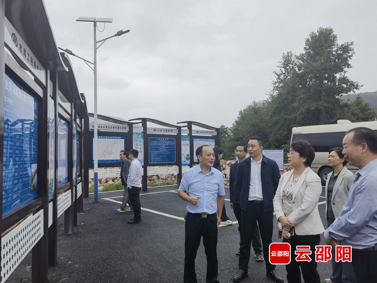 周迎春到武冈市专题调研水利设施建设情况(图1)