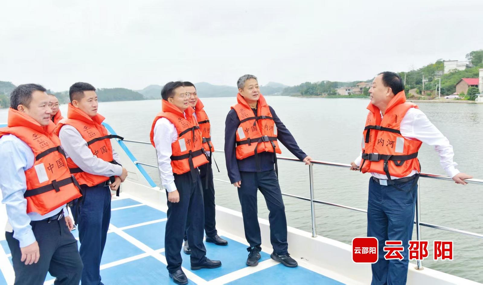 严华在赧水邵阳县段巡河：全面落实河湖长制  切实守护一江碧水(图1)