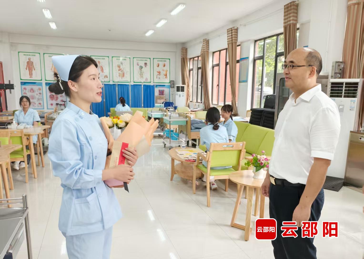 尚生龙看望慰问一线教师和教育工作者(图3)