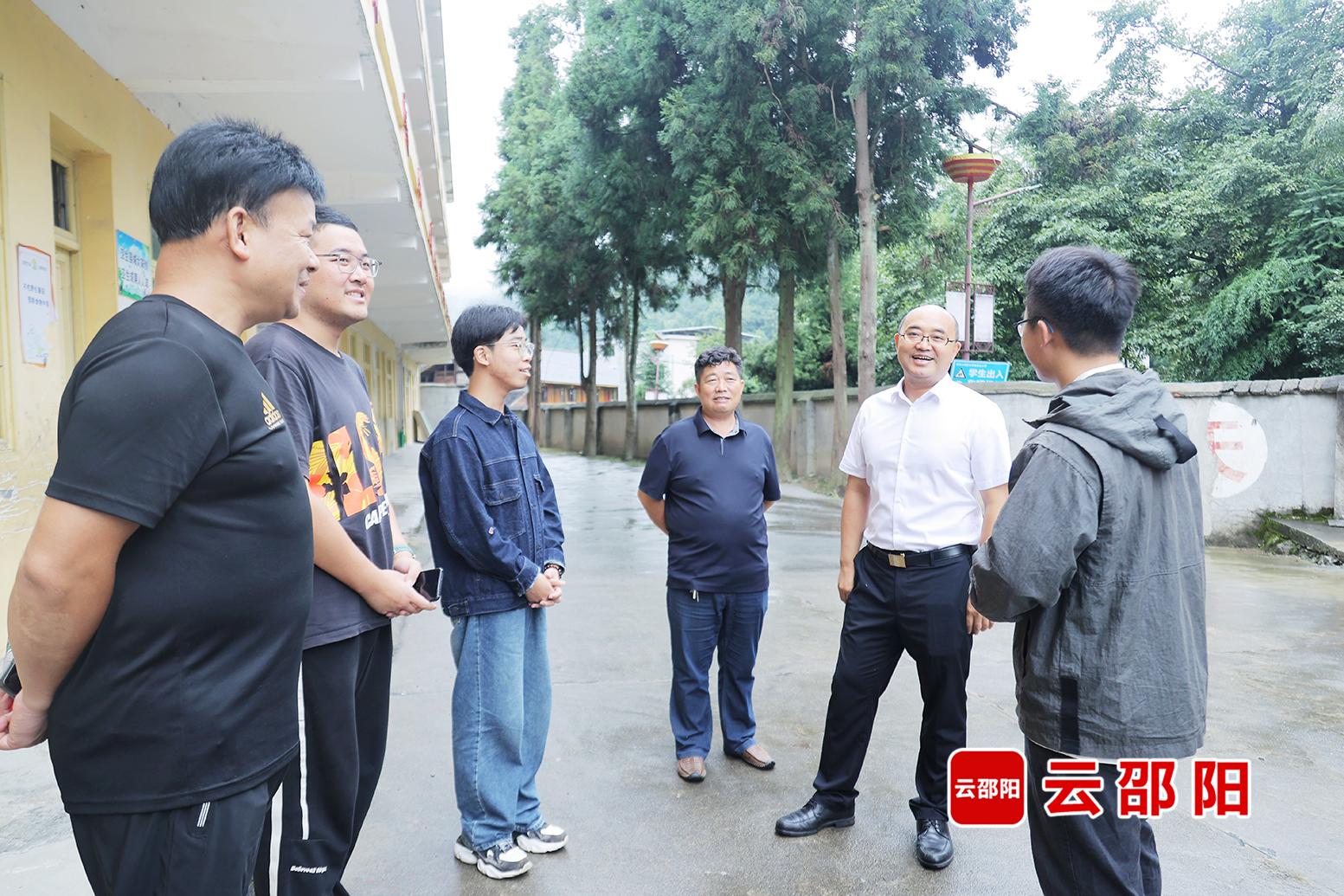 尚生龙到隆回调研教育工作并看望慰问教师代表(图1)