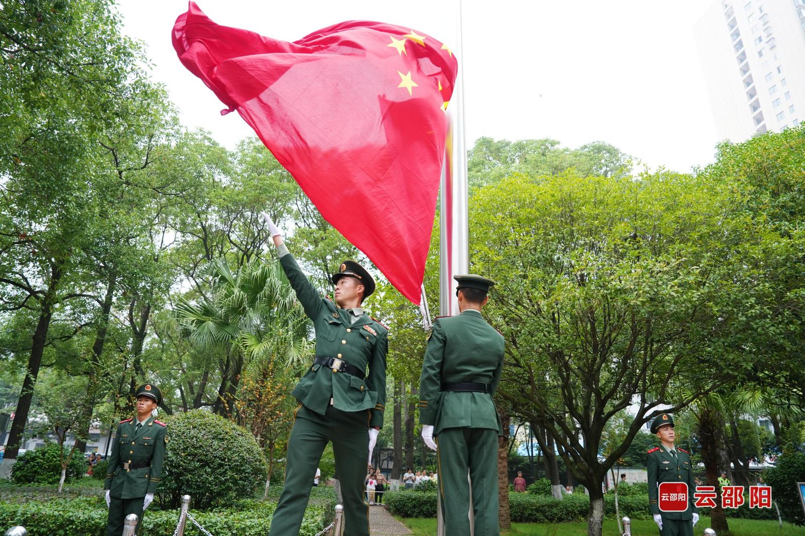 邵阳市委、邵阳市政府机关举行升国旗仪式 祝愿伟大祖国繁荣昌盛(图1)