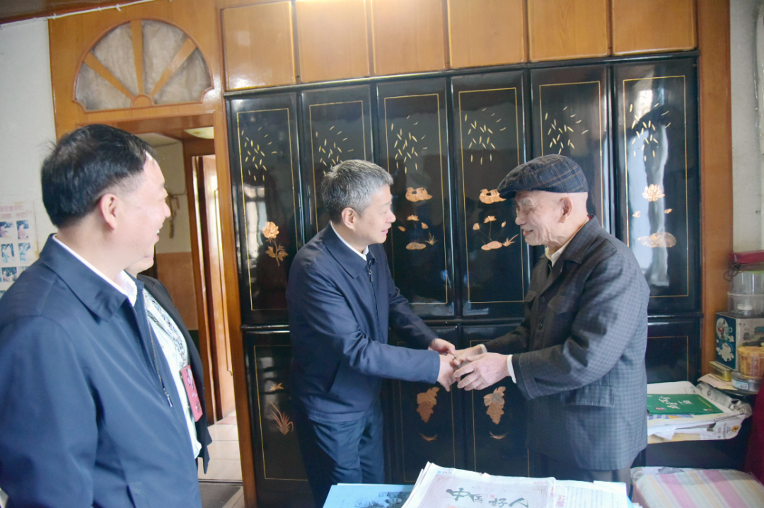 严华重阳节走访慰问老年人(图1)