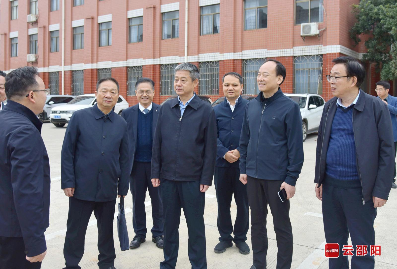 严华在邵阳学院就校园周边环境整治进行现场办公(图1)