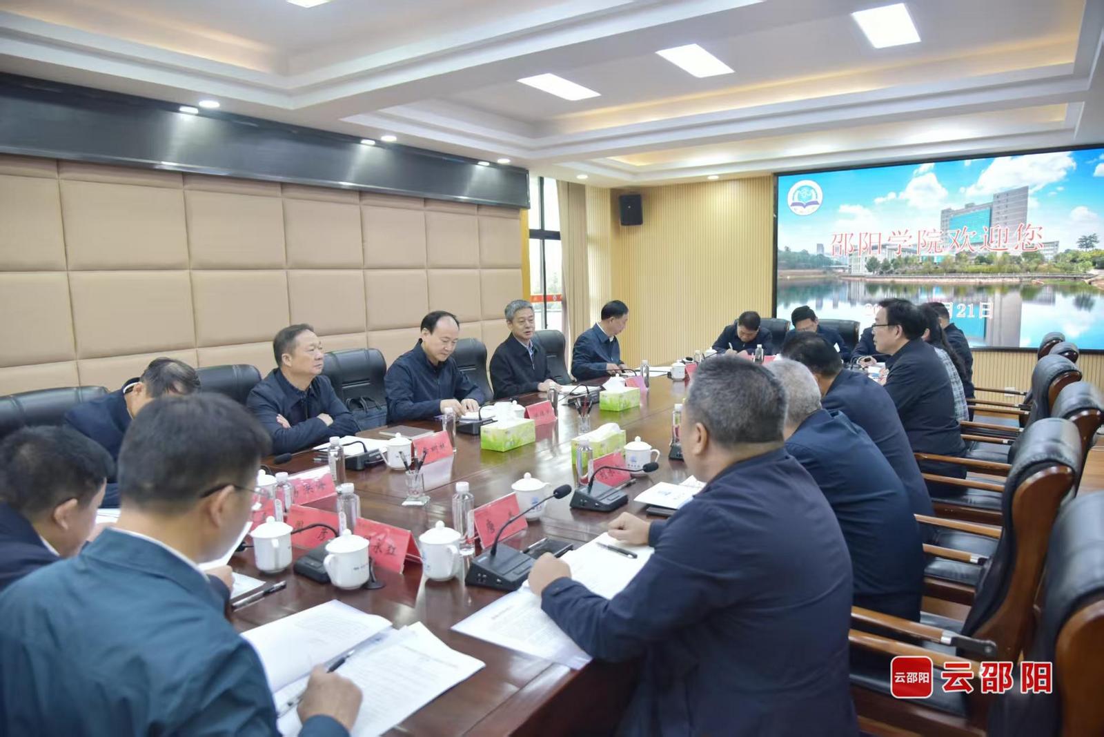 严华在邵阳学院就校园周边环境整治进行现场办公(图3)