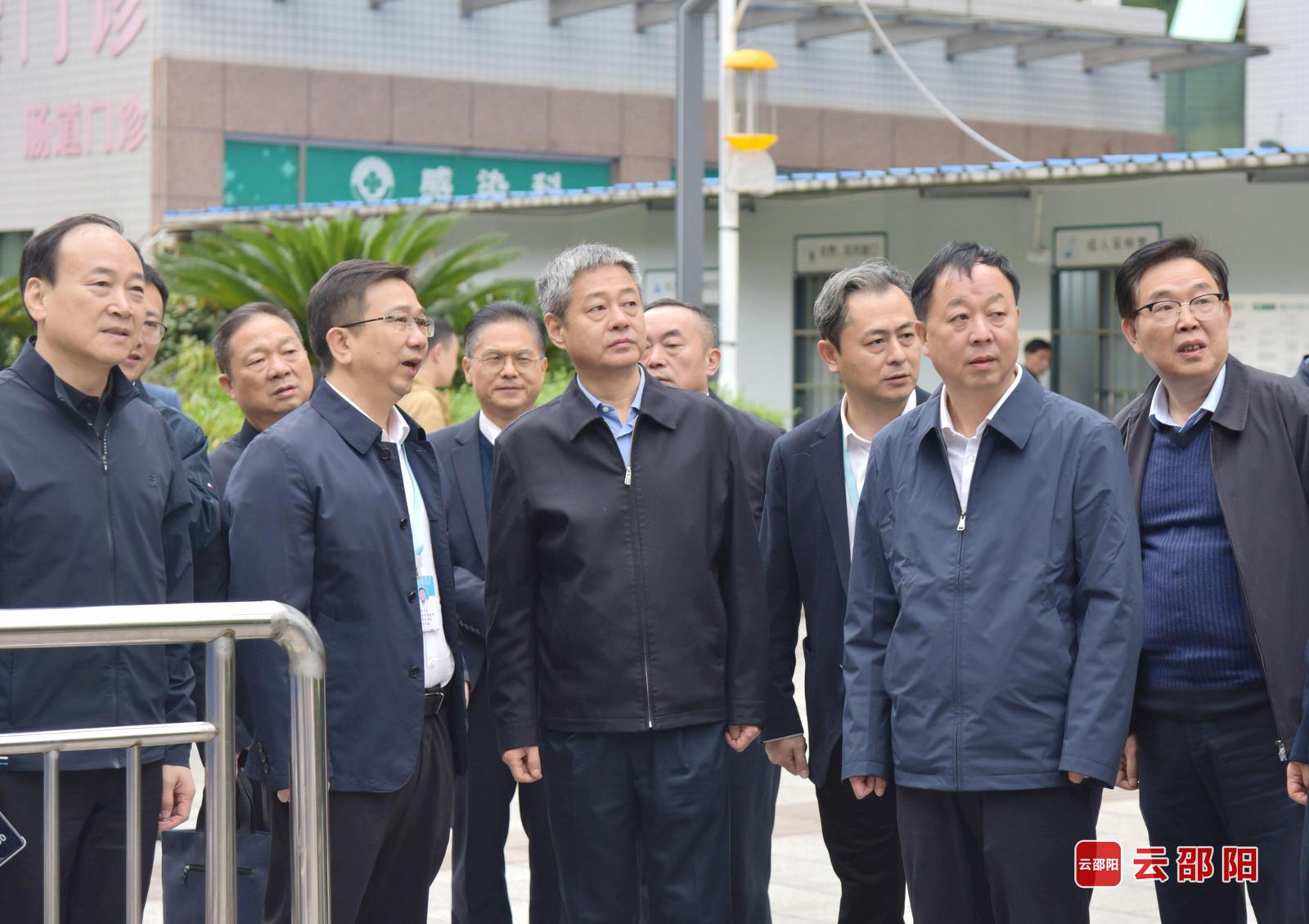 严华在邵阳学院就校园周边环境整治进行现场办公(图2)