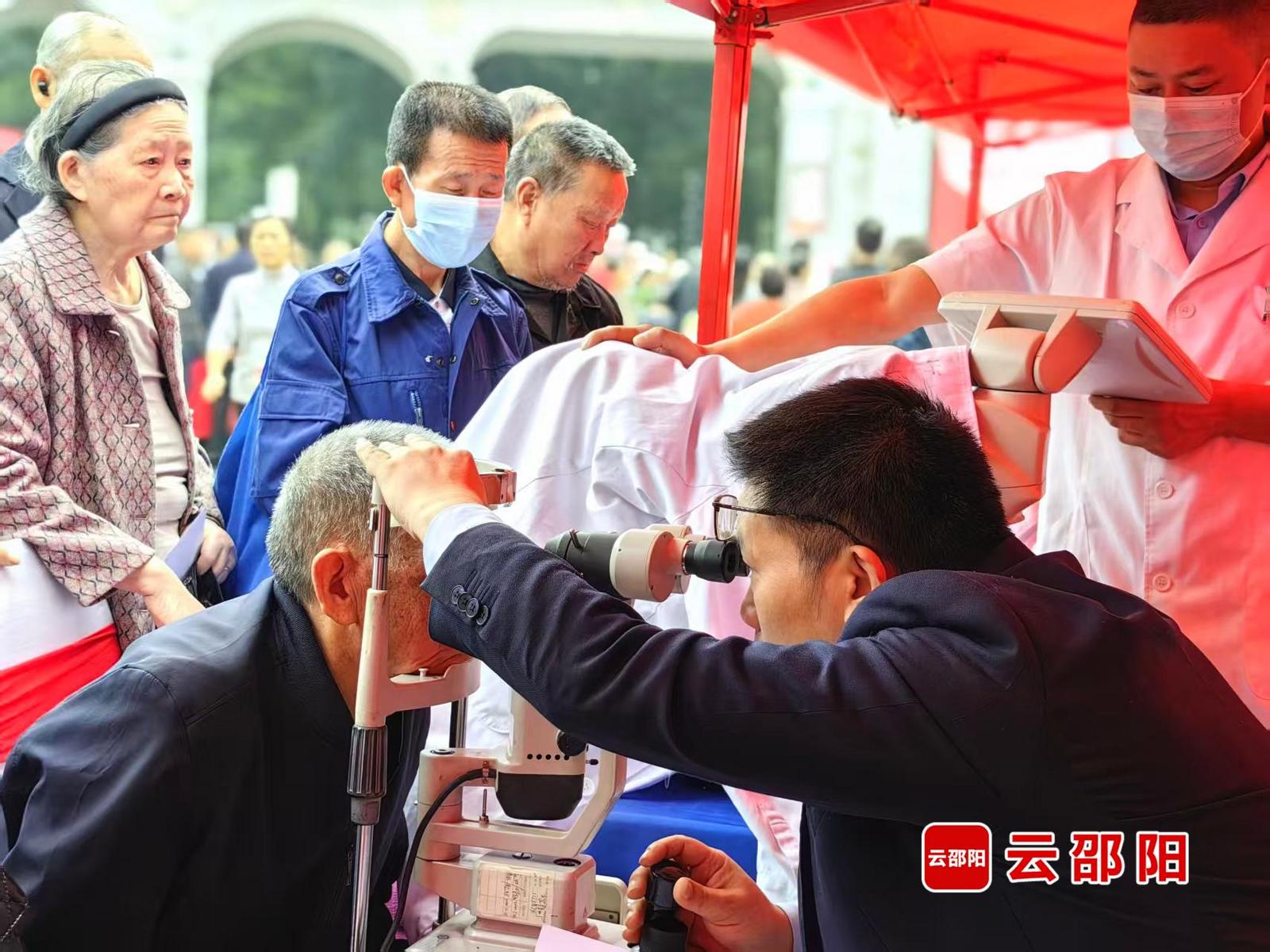 2025年邵阳市“养老服务消费节”暨“银龄行动”为老志愿服务活动举行(图3)