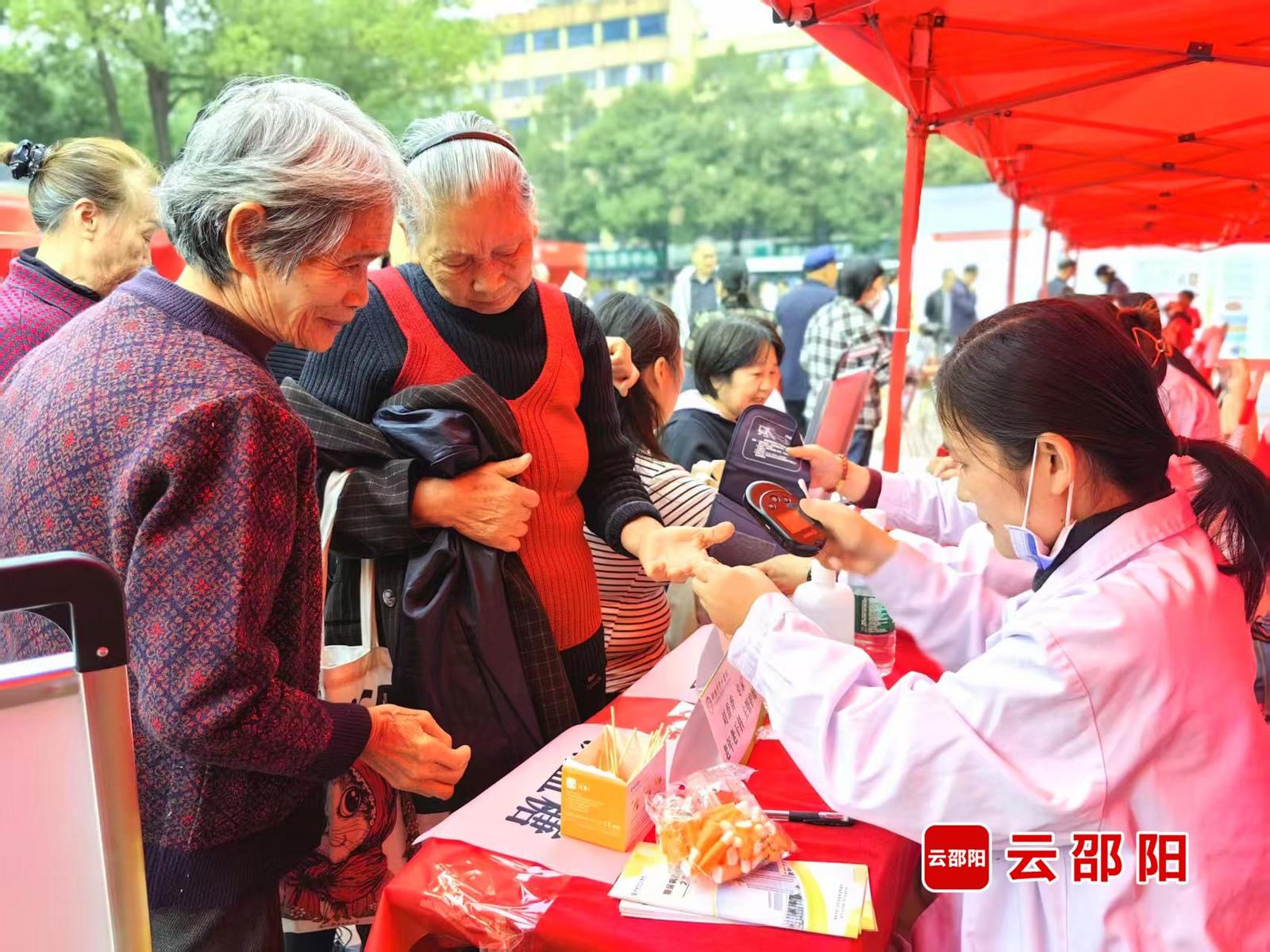 2025年邵阳市“养老服务消费节”暨“银龄行动”为老志愿服务活动举行(图2)