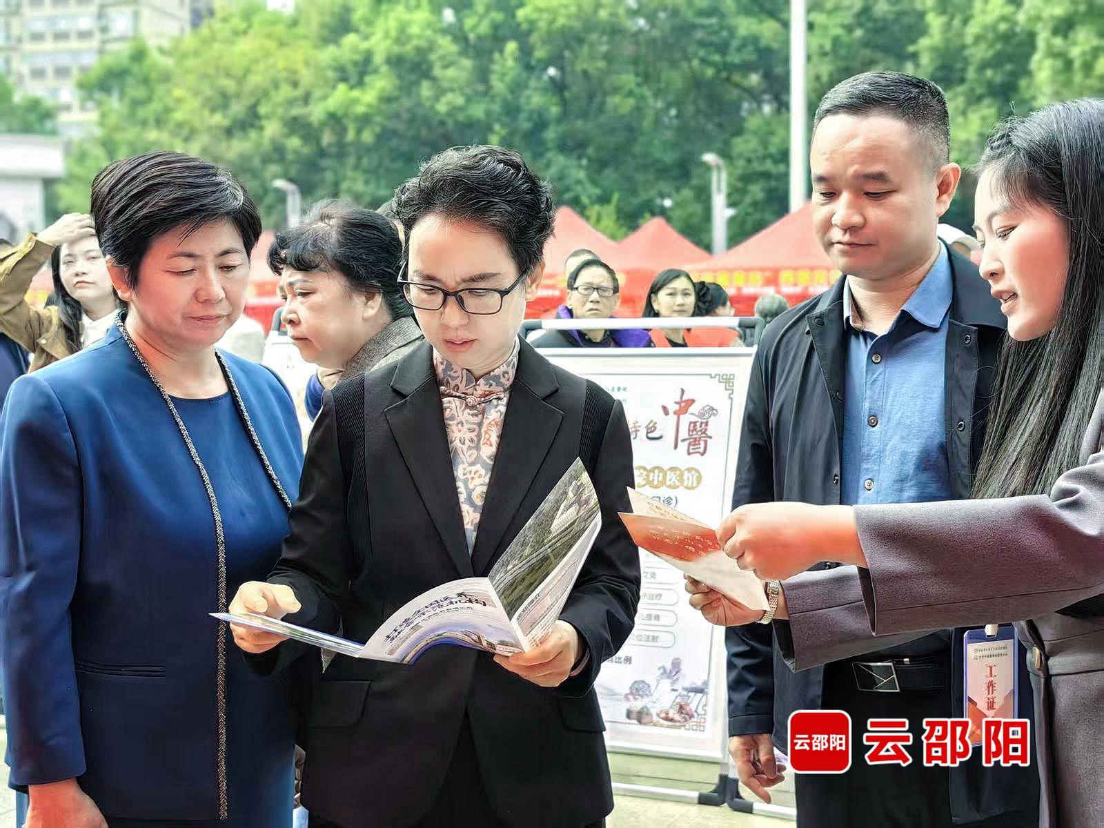 2025年邵阳市“养老服务消费节”暨“银龄行动”为老志愿服务活动举行(图1)