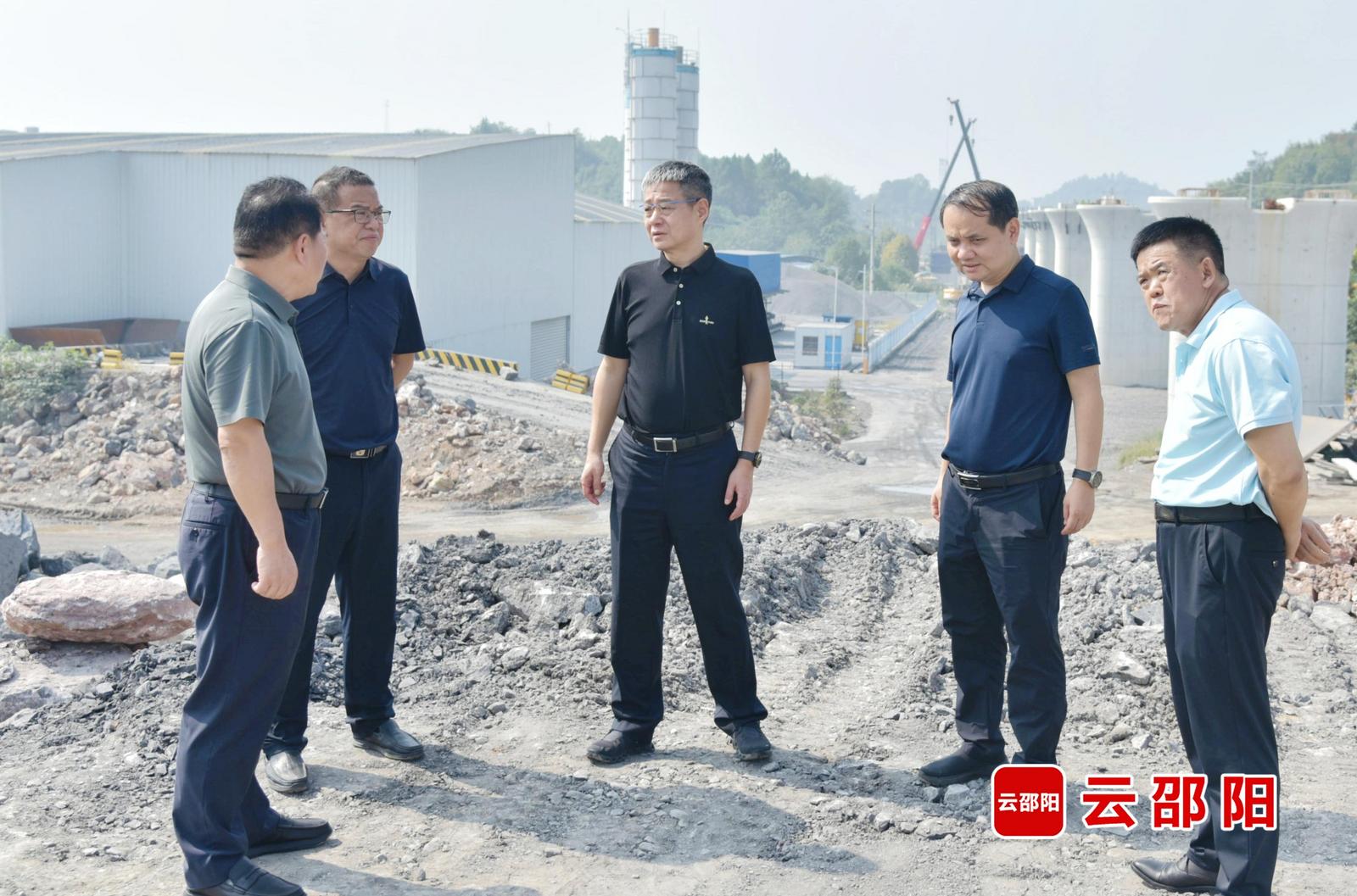 严华暗访大气污染防治工作：打好蓝天保卫战 改善空气环境质量(图2)