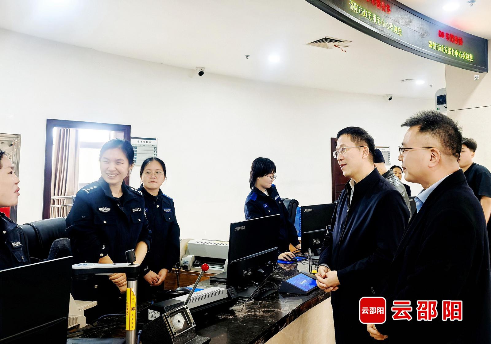 龚红果到邵阳市政务服务中心调研“一窗受理”改革工作(图1)